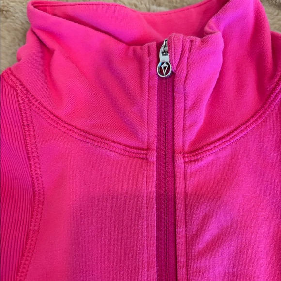 Ivivva Pink Pullover 1/4 Zip with Blue Accents and reflective detailing sz 12 - Picture 3 of 5